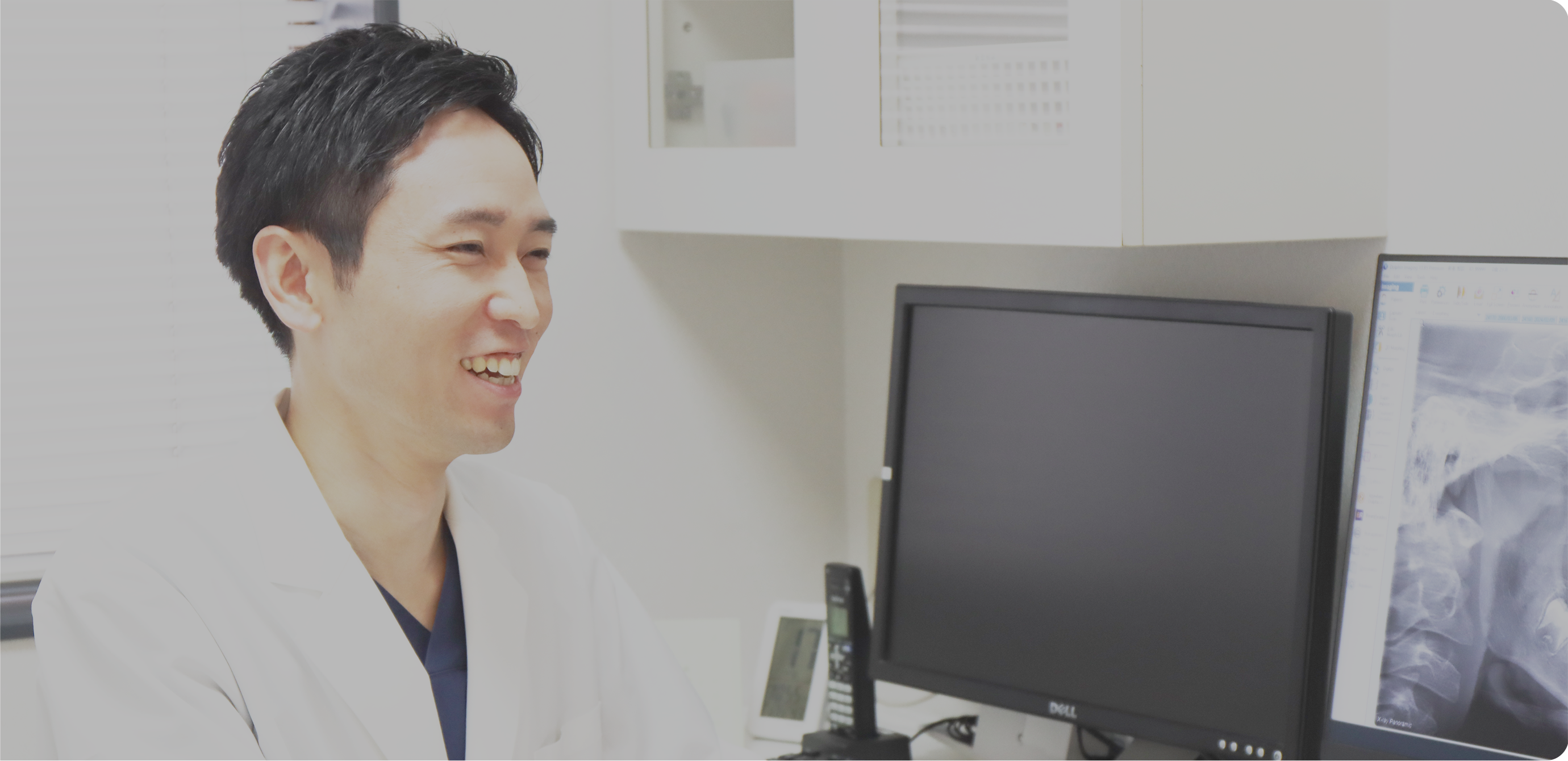 説明する歯科医師